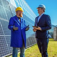 Zwei Unternehmer vor einer Photovoltaikanlage